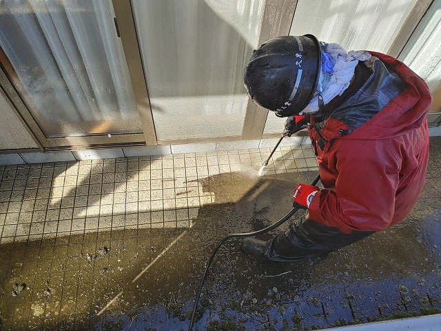 行方市外壁塗装工事で高圧洗浄作業